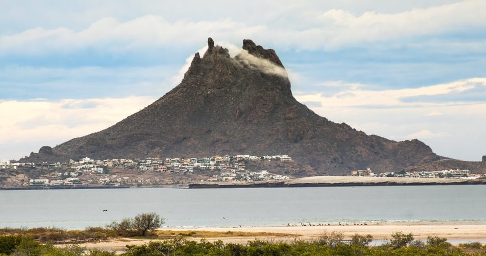 Vista panorámica del Mar de Cortés desde la cima del cerro Tetakawi en San Carlos, Sonora